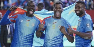 Bakambu, situado a la derecha, celebrando la victoria ante Nigeria. | Imagen: perfil de X @RealBetis.