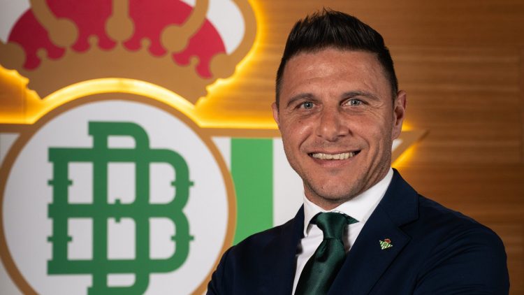Joaquín Sánchez posa como consejero del Real Betis