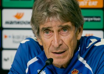 Manuel Pellegrini durante la rueda de prensa previa al Real Betis - Olympique de Lyon
