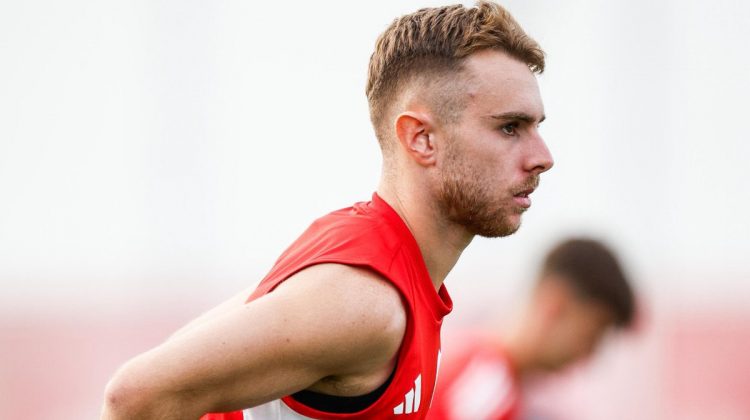 Peque durante una sesión de entrenamiento del Sevilla FC. | Imagen: X.