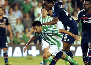 Momento del duelo entre el Real Betis y el Olympique de Lyon en 2013