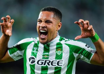 Vitor Roque celebrando un gol con el Real Betis