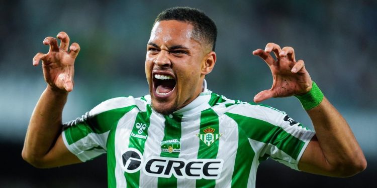 Vitor Roque celebrando un gol con el Real Betis