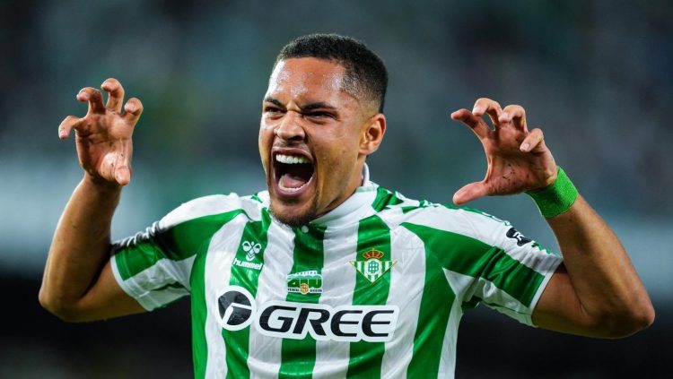 Vitor Roque celebrando un gol con el Real Betis