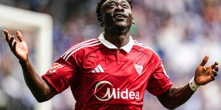 Akor Adams celebrando un gol anotado con el Sevilla. | Imagen: X.