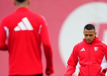 Alexis realizando un ejercicio durante un entrenamiento del Sevilla. | Imagen: perfil de X @SevillaFC.