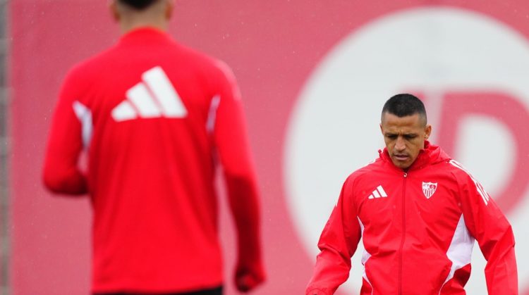 Alexis realizando un ejercicio durante un entrenamiento del Sevilla. | Imagen: perfil de X @SevillaFC.