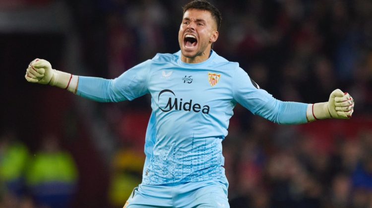 Álvaro Fernández celebrando una acción durante un partido del Sevilla. | Imagen: X.