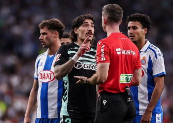Héctor Bellerín hablando con el árbitro en el Espanyol - Betis. | Imagen: X.