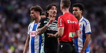 Héctor Bellerín hablando con el árbitro en el Espanyol - Betis. | Imagen: X.