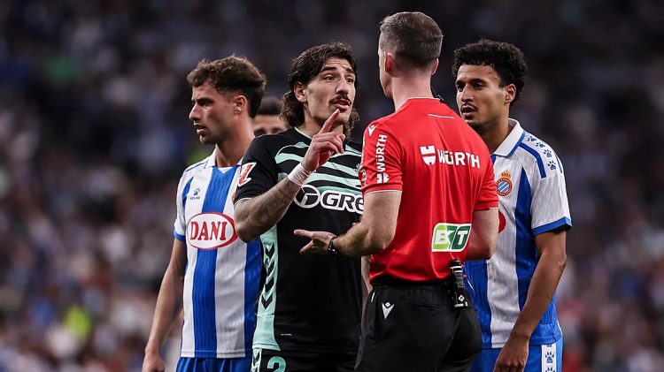 Héctor Bellerín hablando con el árbitro en el Espanyol - Betis. | Imagen: X.