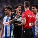Héctor Bellerín hablando con el árbitro en el Espanyol - Betis. | Imagen: X.