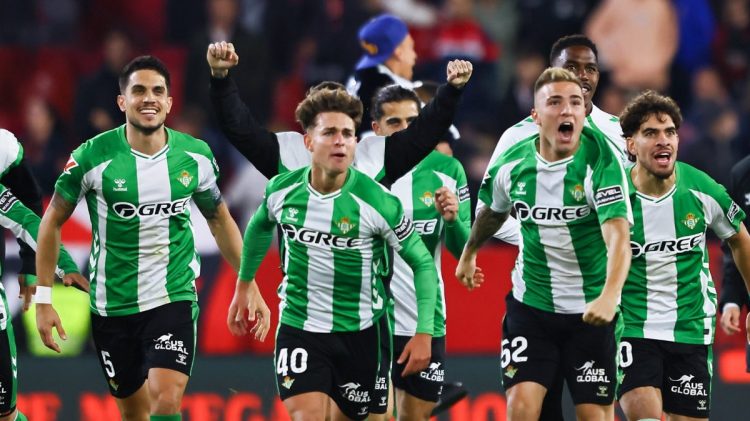 Jugadores del Betis celebrando la victoria ante el Sevilla FC. | Imagen: perfil de X @RealBetis.