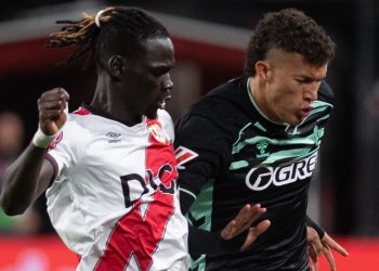 Deossa disputando el balón con Pathé Ciss en el Rayo - Betis. | Imagen: X.