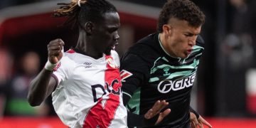 Deossa disputando el balón con Pathé Ciss en el Rayo - Betis. | Imagen: X.