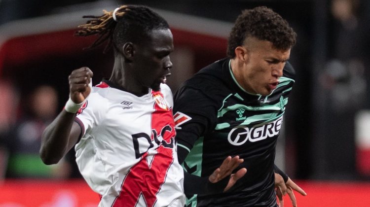 Deossa disputando el balón con Pathé Ciss en el Rayo - Betis. | Imagen: X.