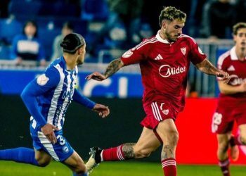 Alavés 1-0 Sevilla FC: Isaac Romero conduce un balón