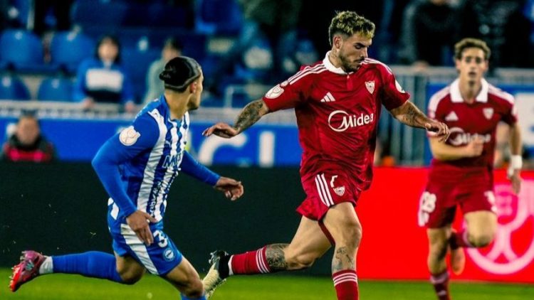 Alavés 1-0 Sevilla FC: Isaac Romero conduce un balón