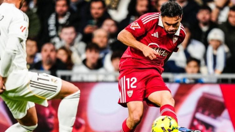 Real Madrid - Sevilla FC: Suazo centra un balón | Imagen: SFC