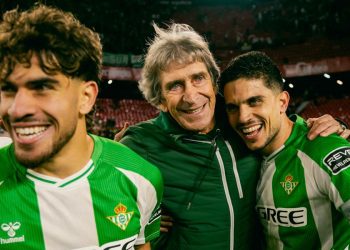 Pellegrini celebrando la victoria ante el Sevilla con Marc Bartra. | Imagen: X.