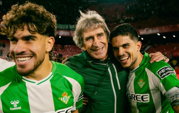 Pellegrini celebrando la victoria ante el Sevilla con Marc Bartra. | Imagen: X.