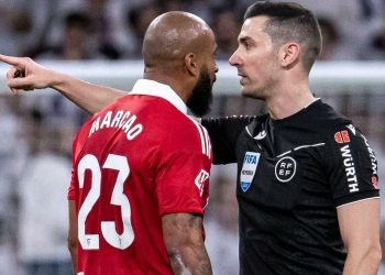 Marcao encarándose con el árbitro en el Santiago Bernabéu. | Imagen: X.