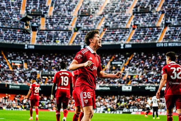 El Sevilla deja escapar la victoria en el último suspiro en Mestalla