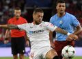 Papu Gómez disputando un partido de Champions con el Sevilla. | Imagen: perfil de X @SevillaFC.