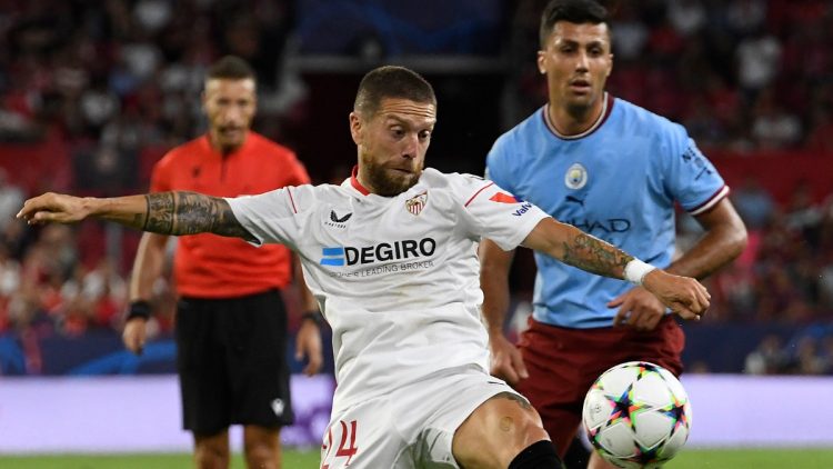 Papu Gómez disputando un partido de Champions con el Sevilla. | Imagen: perfil de X @SevillaFC.
