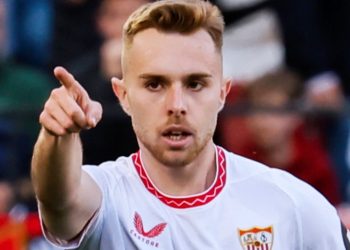 Peque disputando un partido con el Sevilla. | Imagen: X.