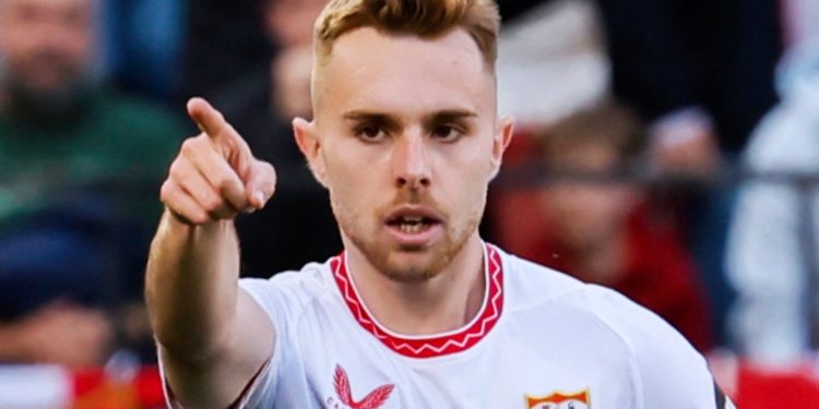 Peque disputando un partido con el Sevilla. | Imagen: X.