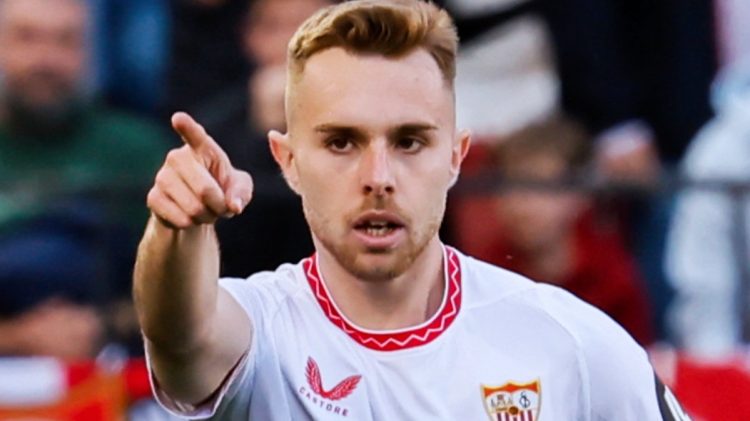 Peque disputando un partido con el Sevilla. | Imagen: X.