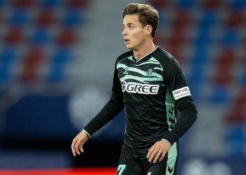 Riquelme, durante una acción del Torrent- Betis. | Imagen: perfil de X @RealBetis.