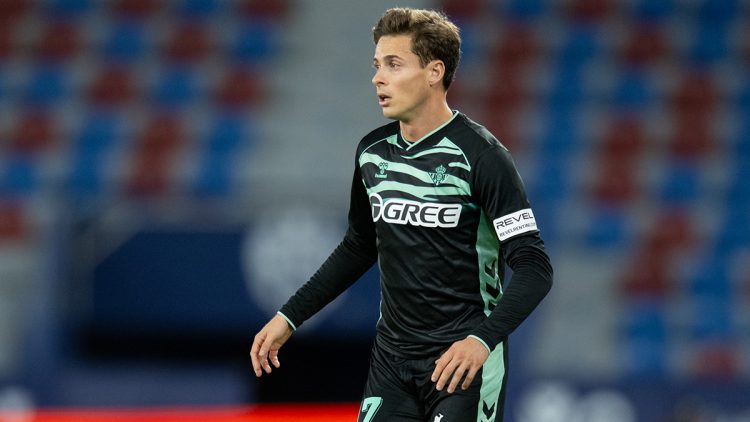 Riquelme, durante una acción del Torrent- Betis. | Imagen: perfil de X @RealBetis.