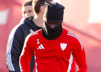 Nianzou realizando una sesión de entrenamiento con el Sevilla. | Imagen: perfil de X @SevillaFC.