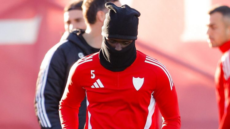 Nianzou realizando una sesión de entrenamiento con el Sevilla. | Imagen: perfil de X @SevillaFC.