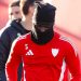 Nianzou realizando una sesión de entrenamiento con el Sevilla. | Imagen: perfil de X @SevillaFC.