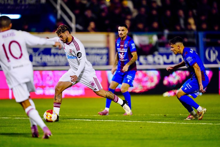 El Sevilla supera el trámite, pero no despeja las dudas en Almendralejo