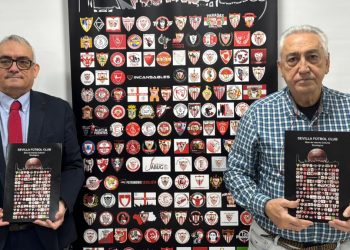 Joaquín González y Antonio Vázquez, representantes de Accionistas Unidos, durante un acto en defensa del sevillismo. | Imagen: Edu Saniña.