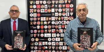 Joaquín González y Antonio Vázquez, representantes de Accionistas Unidos, durante un acto en defensa del sevillismo. | Imagen: Edu Saniña.