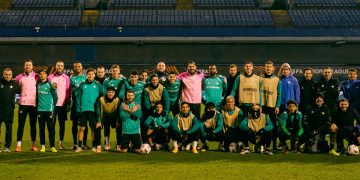 Plantilla del Real Betis en el estadio del Dinamo de Zagreb. | Imagen: perfil de X @RealBetis.