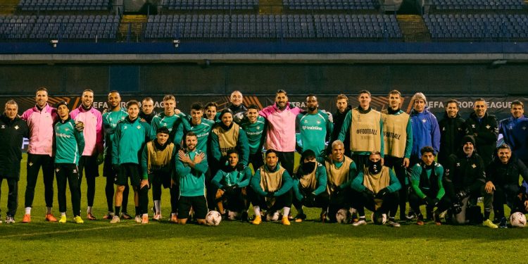 Plantilla del Real Betis en el estadio del Dinamo de Zagreb. | Imagen: perfil de X @RealBetis.