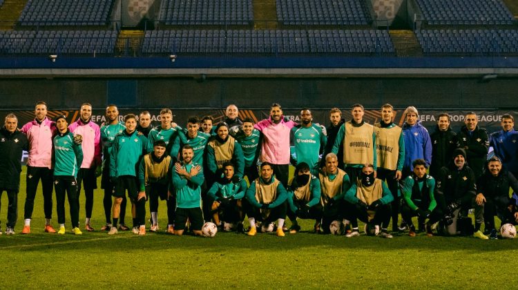 Plantilla del Real Betis en el estadio del Dinamo de Zagreb. | Imagen: perfil de X @RealBetis.