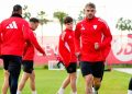 Jugadores del Sevilla realizando ejercicios durante una sesión de entrenamiento. | Imagen: perfil de X @SevillaFC.