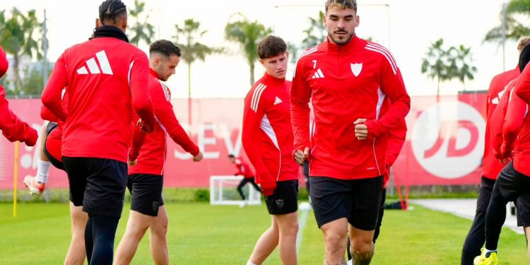 Jugadores del Sevilla realizando ejercicios durante una sesión de entrenamiento. | Imagen: perfil de X @SevillaFC.