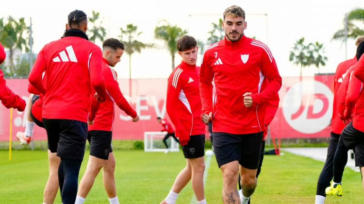 Jugadores del Sevilla realizando ejercicios durante una sesión de entrenamiento. | Imagen: perfil de X @SevillaFC.