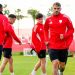 Jugadores del Sevilla realizando ejercicios durante una sesión de entrenamiento. | Imagen: perfil de X @SevillaFC.