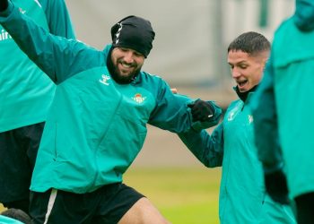 Aitor Ruibal y Sergi Altimira, jugadores del Betis, durante una sesión de entrenamiento. | Imagen: perfil de X @RealBetis.