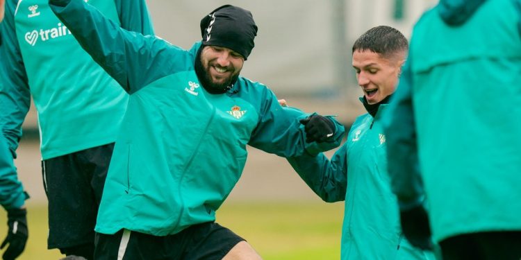 Aitor Ruibal y Sergi Altimira, jugadores del Betis, durante una sesión de entrenamiento. | Imagen: perfil de X @RealBetis.
