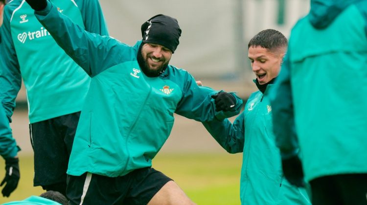 Aitor Ruibal y Sergi Altimira, jugadores del Betis, durante una sesión de entrenamiento. | Imagen: perfil de X @RealBetis.